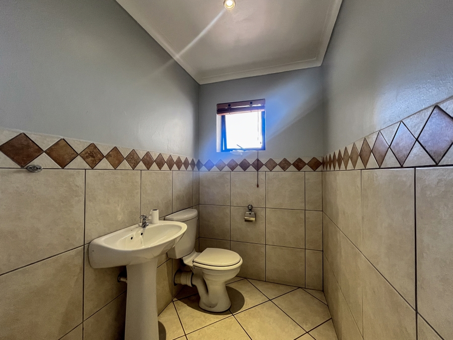 To Let 5 Bedroom Property for Rent in Paradise Beach Western Cape